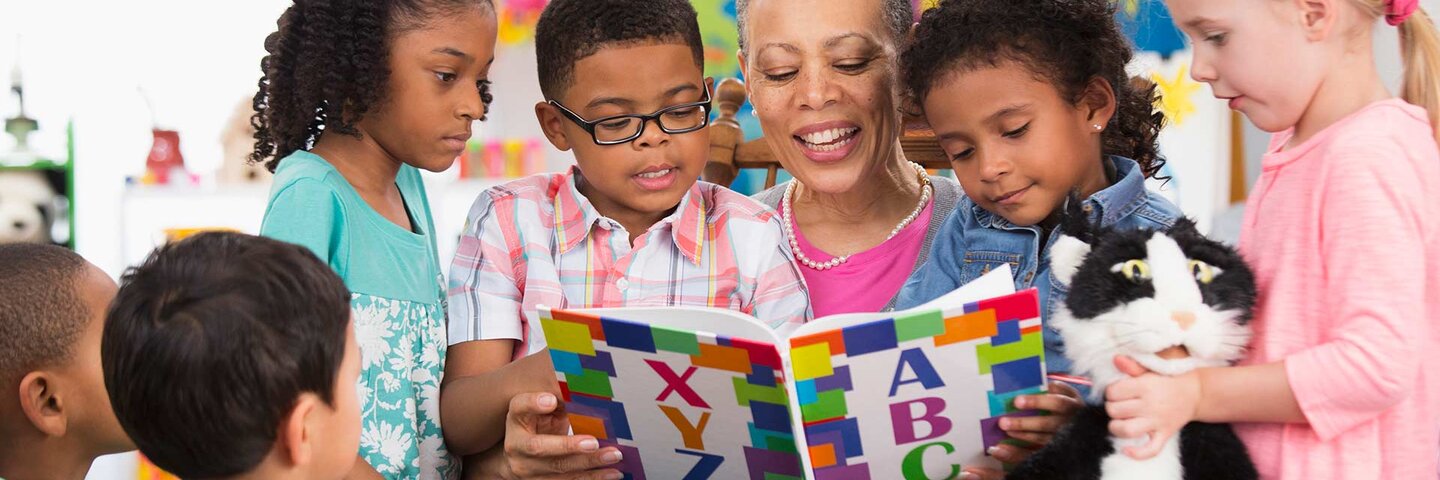 Kindergarten teacher reading to class